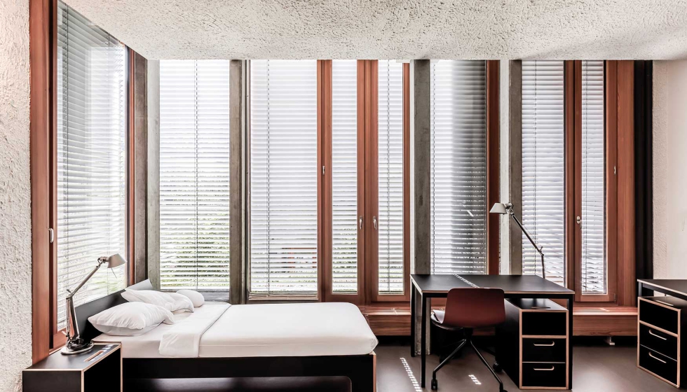 La protecci�n solar interpreta en el Kontvikt no solo un papel como complemento t�cnico, sino como parte de la iluminaci�n arquitect�nica...