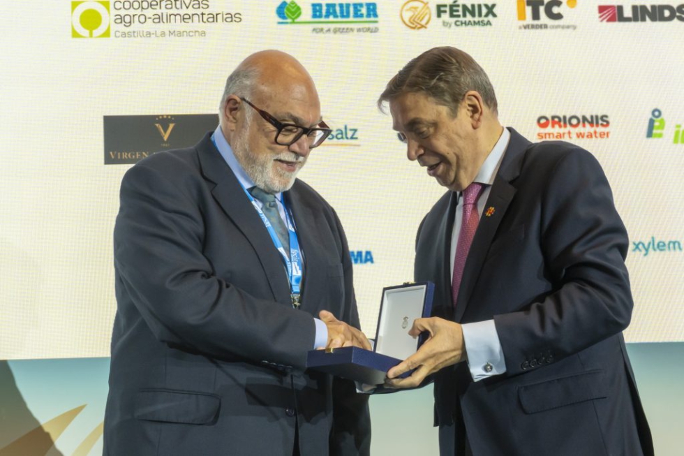 Fenacore entreg�, de manos del ministro Luis Planas, su medalla de oro a Francisco Rodr�guez Mulero, presidente de SEIASA...