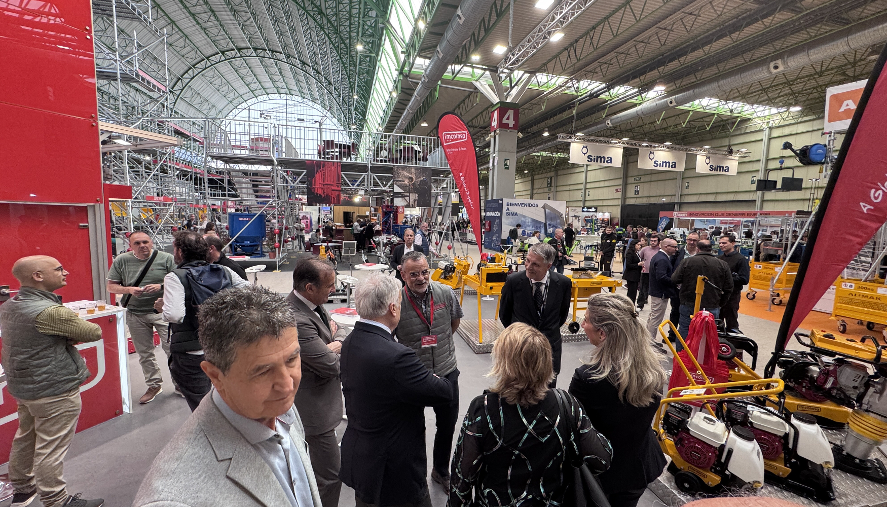 Visita de las autoridades al stand de Imcoinsa durante el acto de inauguraci�n de Smopyc 2026