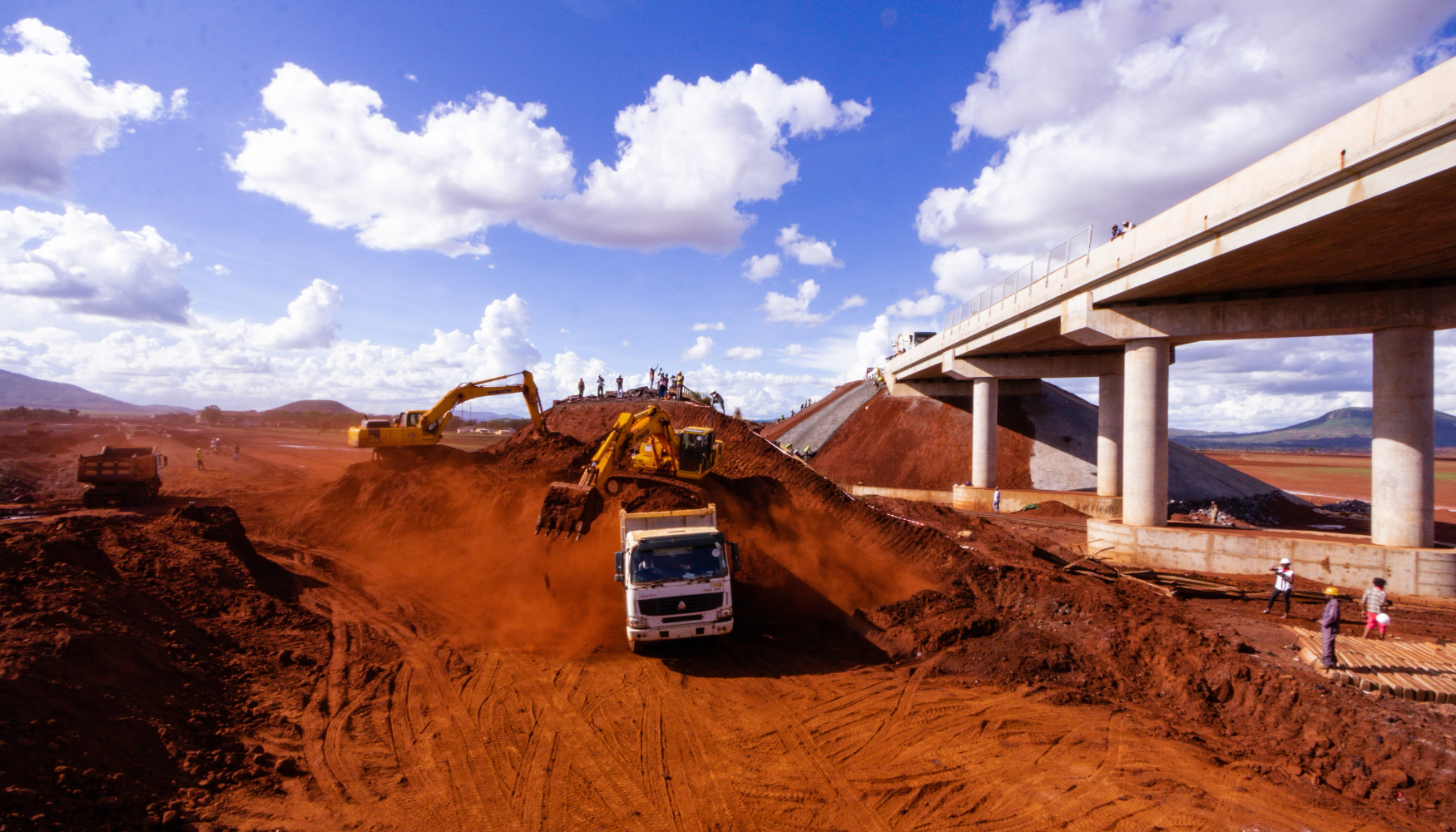 Trabajos de movimiento de tierras para construcci�n de infraestructuras