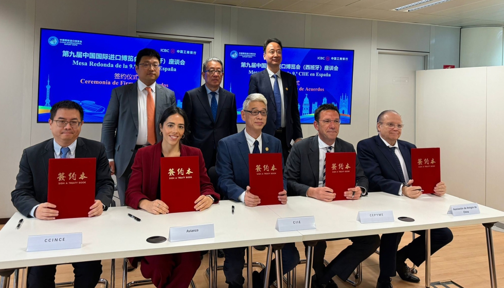 Firma del acuerdo con Marta Lafarque, responsable de internacionalizaci�n de Avianza; Hua Wei, presidente de NECC Shanghai; y Yang Kaiyu...