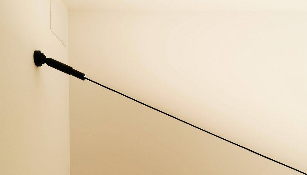 Esta luminaria 'Skyline' con tira LED a 24v requiere de un espacio para albergar la fuente de alimentaci�n que se encuentra oculto en la propia pared...