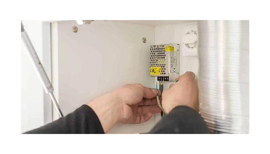 Colocar las fuentes de alimentaci�n debajo o en el interior de los muebles es una opci�n com�n...