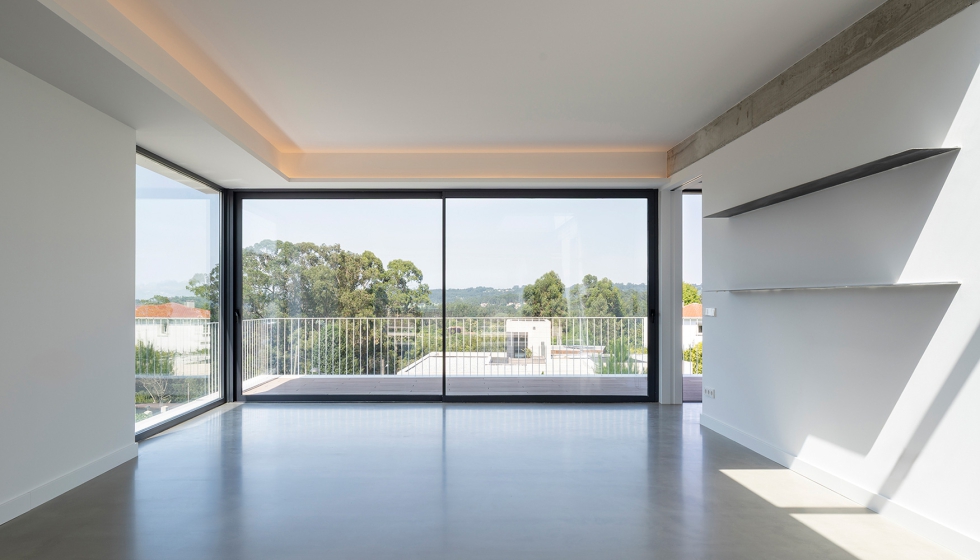 La plataforma superior act�a como parasol arquitect�nico, regulando la radiaci�n solar y mejorando el confort t�rmico interior...