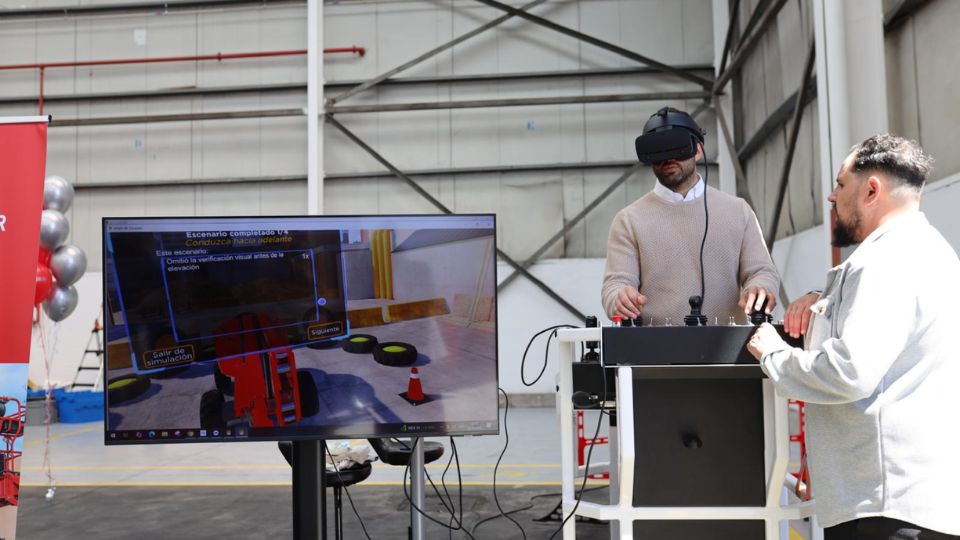 Dar�o Moreno, presidente da c�mara de Sagunto, a experimentar o simulador virtual da LOXAM