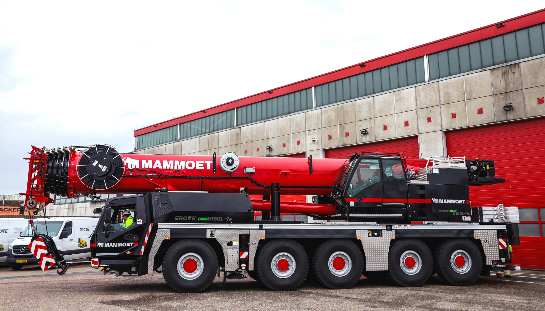 La Grove GMK5150L-1e para Mammoet sale de la planta de Manitowoc en Breda, totalmente equipada para su despliegue en su primer lugar de trabajo...