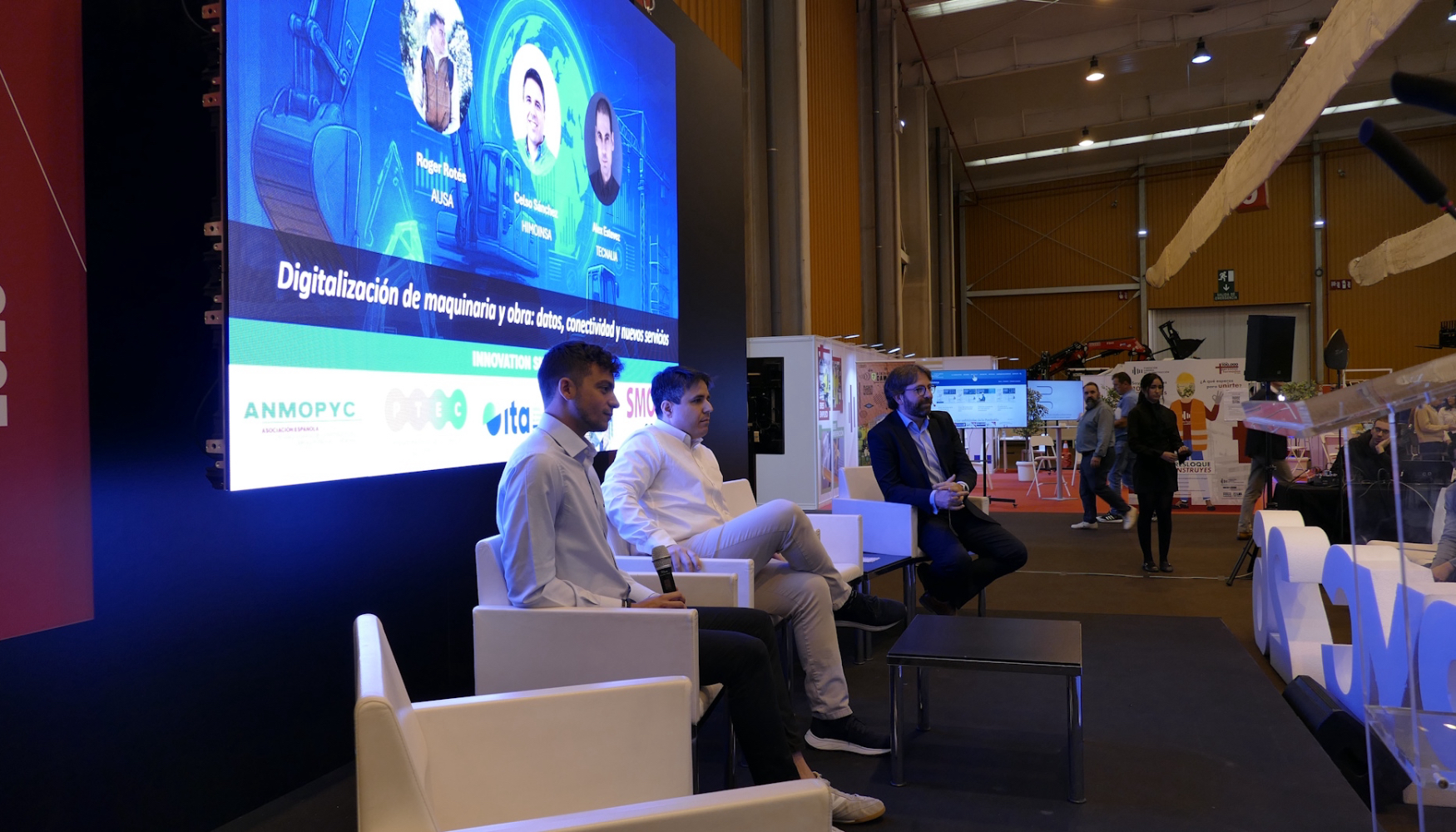 Moderaci�n de la mesa redonda sobre la industria del futuro por parte de David D�ez (derecha)