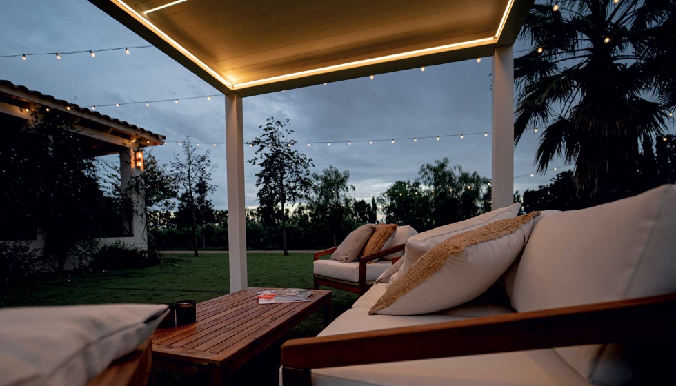 La iluminaci�n LED integrada de Elya crea una atm�sfera acogedora, con un sistema de cableado totalmente oculto que preserva la pureza del dise�o...