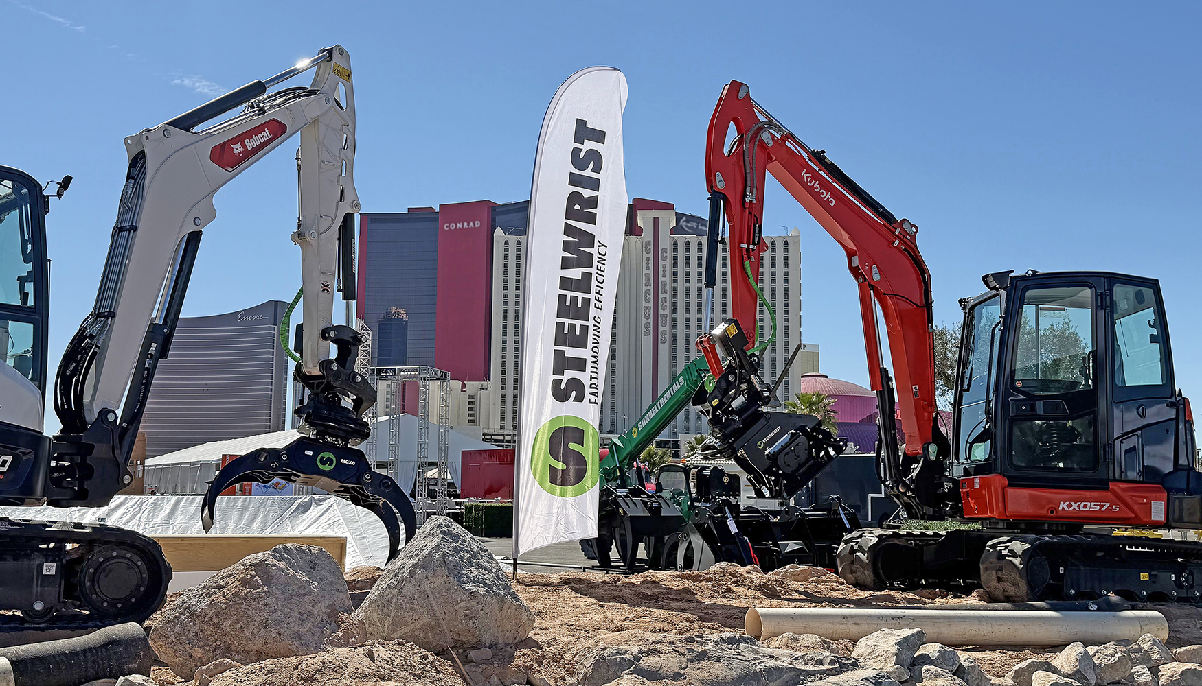 Excavadoras con la soluci�n de acoplamiento autom�tico SQ40 de Steelwrist compartiendo implementos