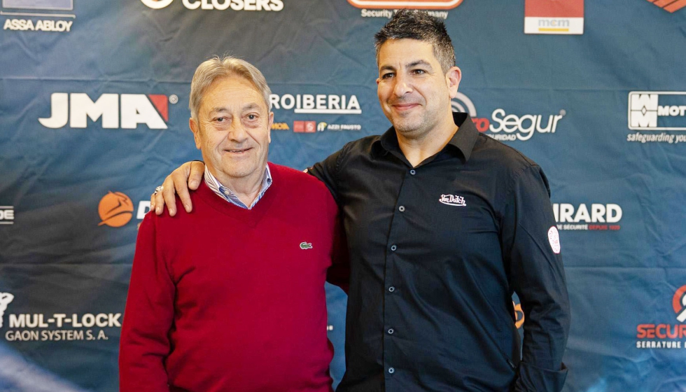 Adri�n Mart�nez (dcha.), nuevo presidente de APECS, junto a Jaime Justo, presidente saliente