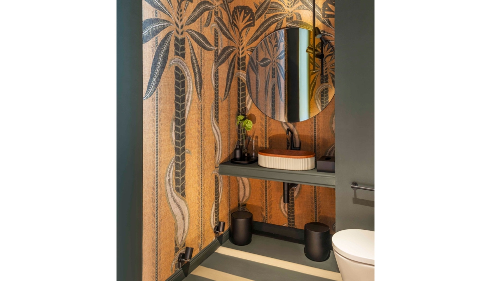 La segunda cabina incorpora revestimientos murales de Arte, el lavabo Wadi de Bathco, grifer�as de Tres e inodoro Inspira de Roca...