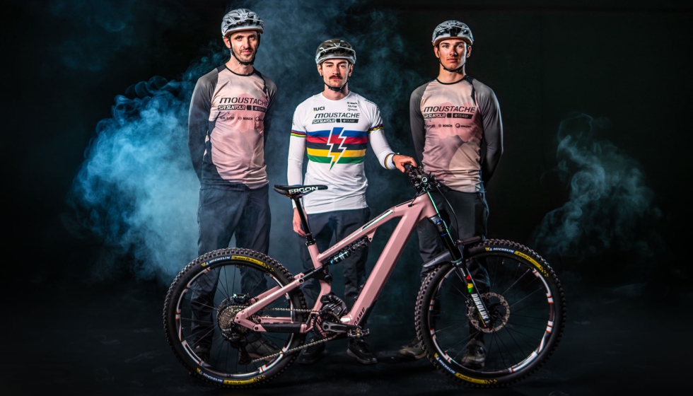 El equipo Moustache SR Suntour Team compite con la plataforma e-enduro GAME 160