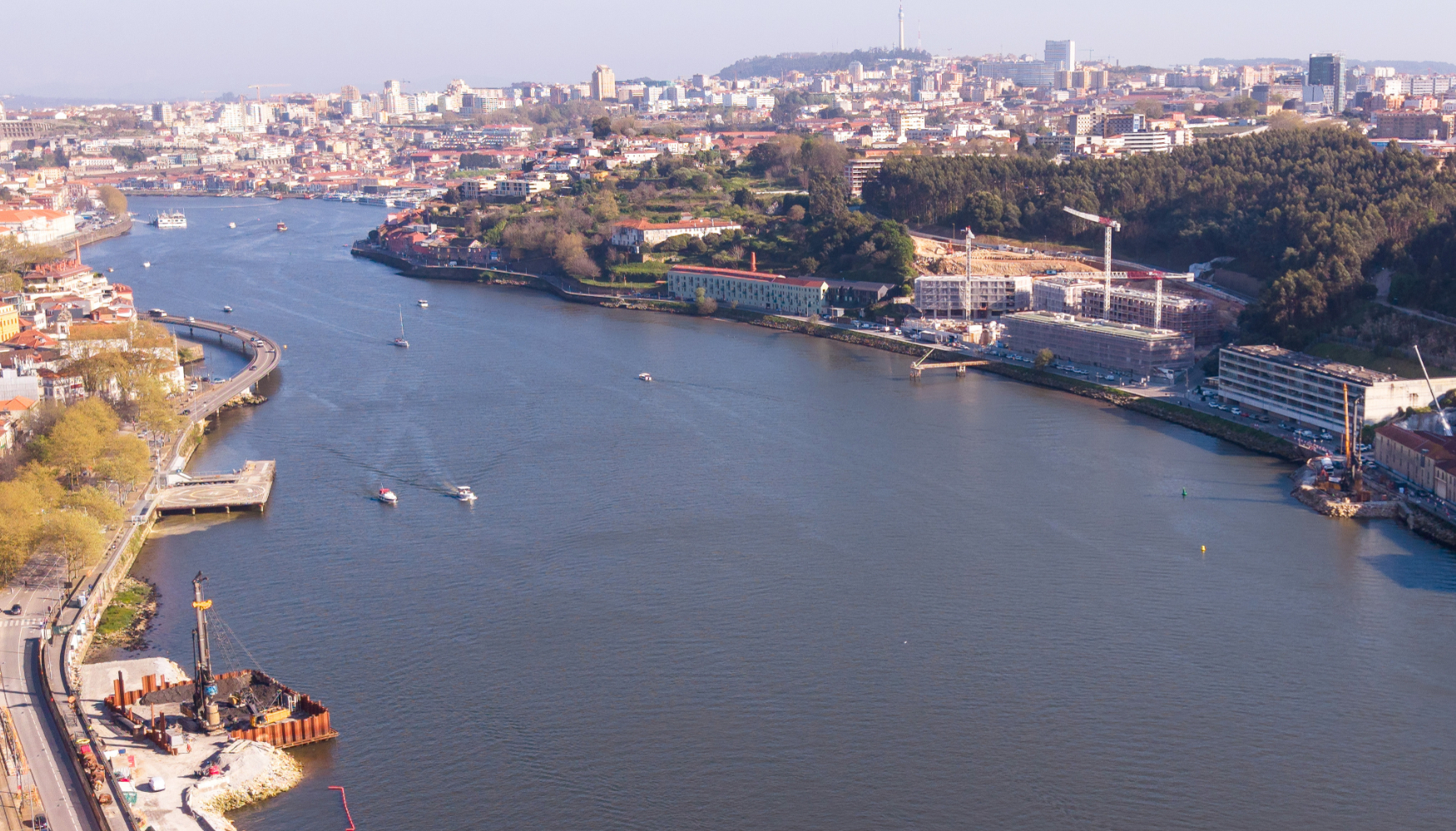 Las pilotadoras de rotaci�n Liebherr LB 45 y LB 36 de Cimentalia han ejecutado la cimentaci�n del puente Ferreirinhan que unir� Oporto con Vilanova...