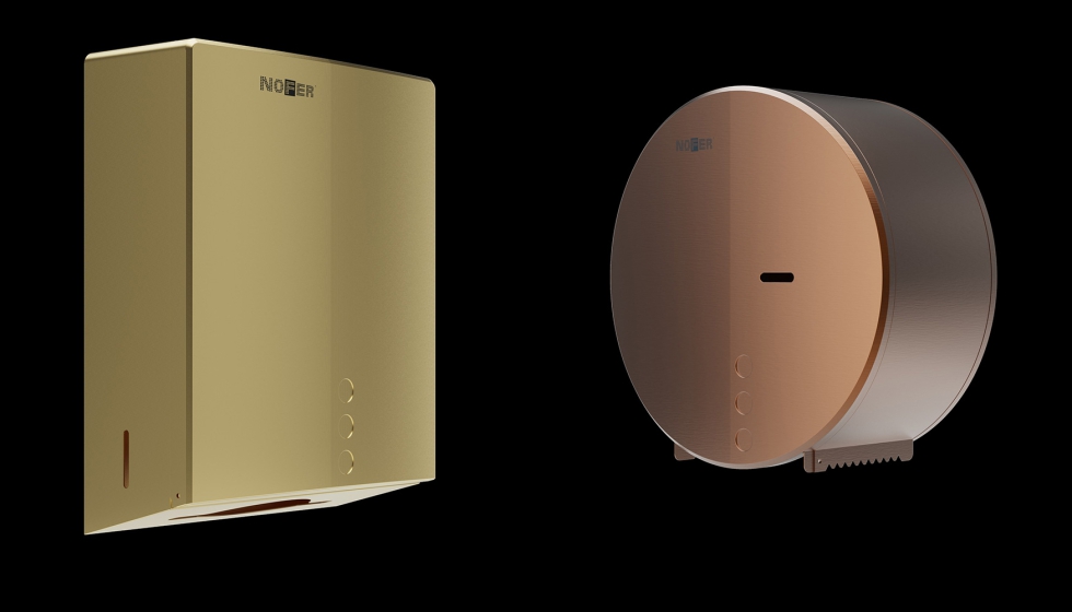 A la izquierda, detalle del secador de manos Bigflow Evo en oro cepillado; y a la izquierda el dispensador de papel en bronce...
