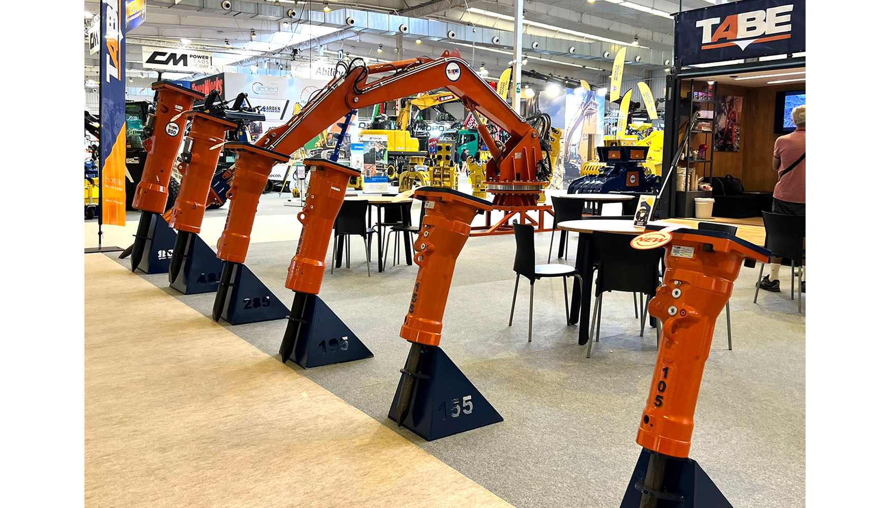 La gama compacta de martillos hidr�ulicos de TABE se mostr� en Smopyc 2026