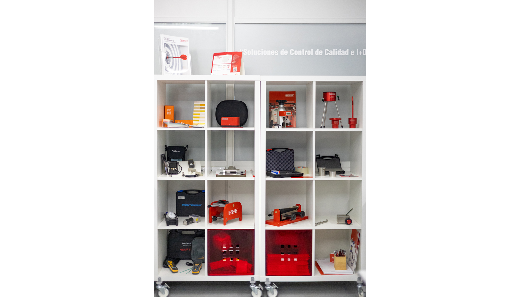 Expositor con instrumentaci�n t�cnica para el control de calidad de la pintura