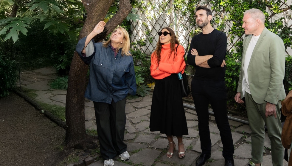 Patricia Urquiola, Valentina Ciuffi, Joseph Grima y Olaf Schmidt en Villa Pestarini, sede de Alcova Milano 2026. Foto: Andrea Kasap y Messe Frankfurt...
