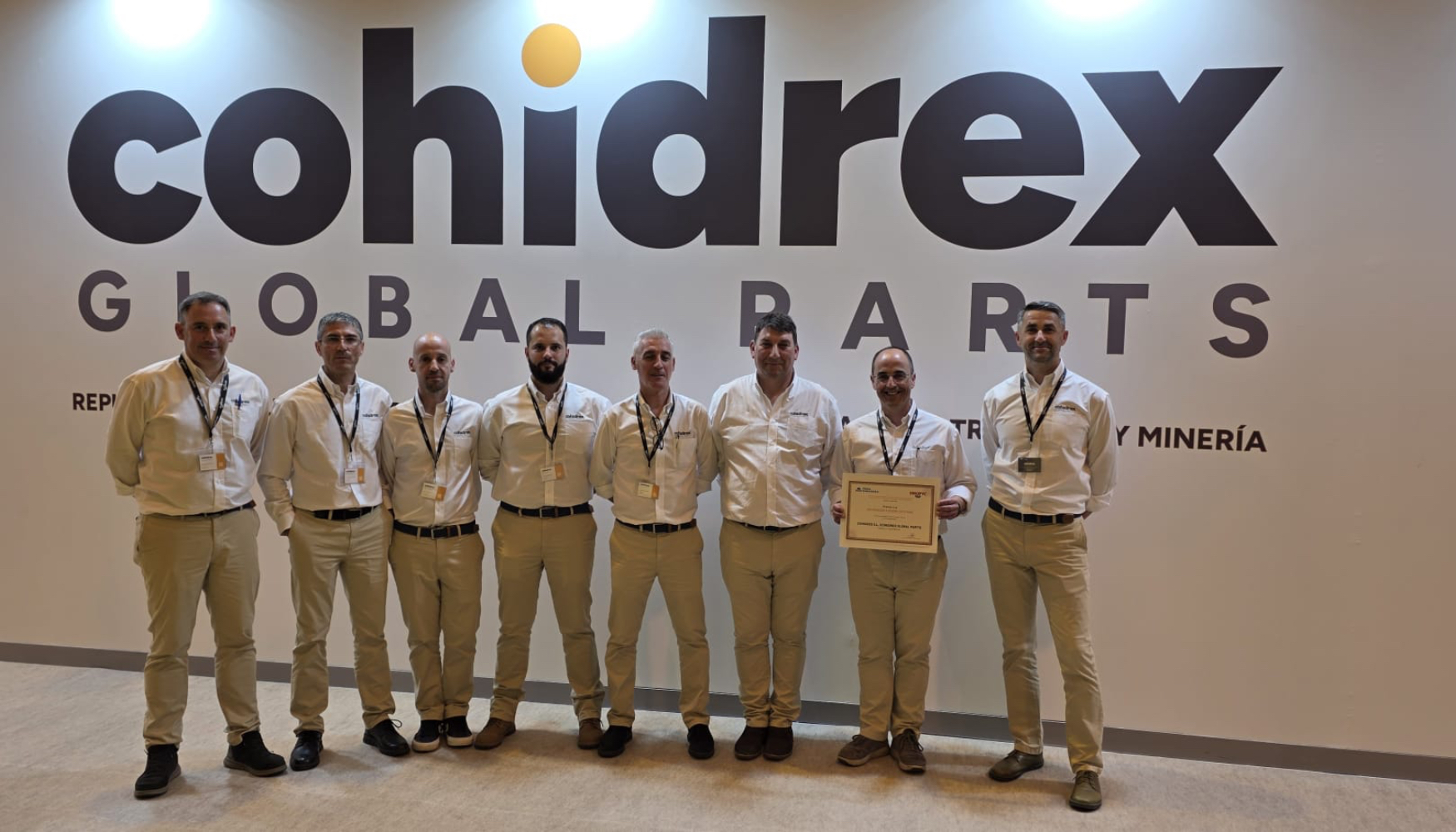 Alfonso Dom�nguez, CEO de Cohidex Global Parts, posa, junto a parte de su equipo...