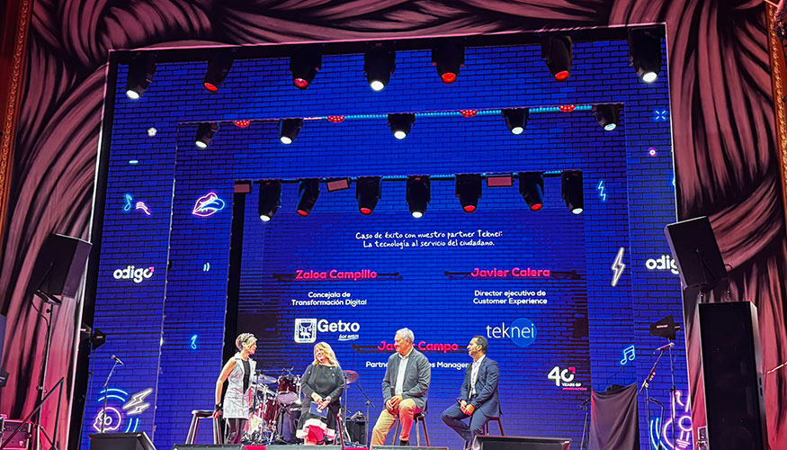 Zaloa Campillo, concejala de Transformaci�n Digital del Ayuntamiento de Getxo, junto a representantes de Teknei y Odigo, durante su intervenci�n...