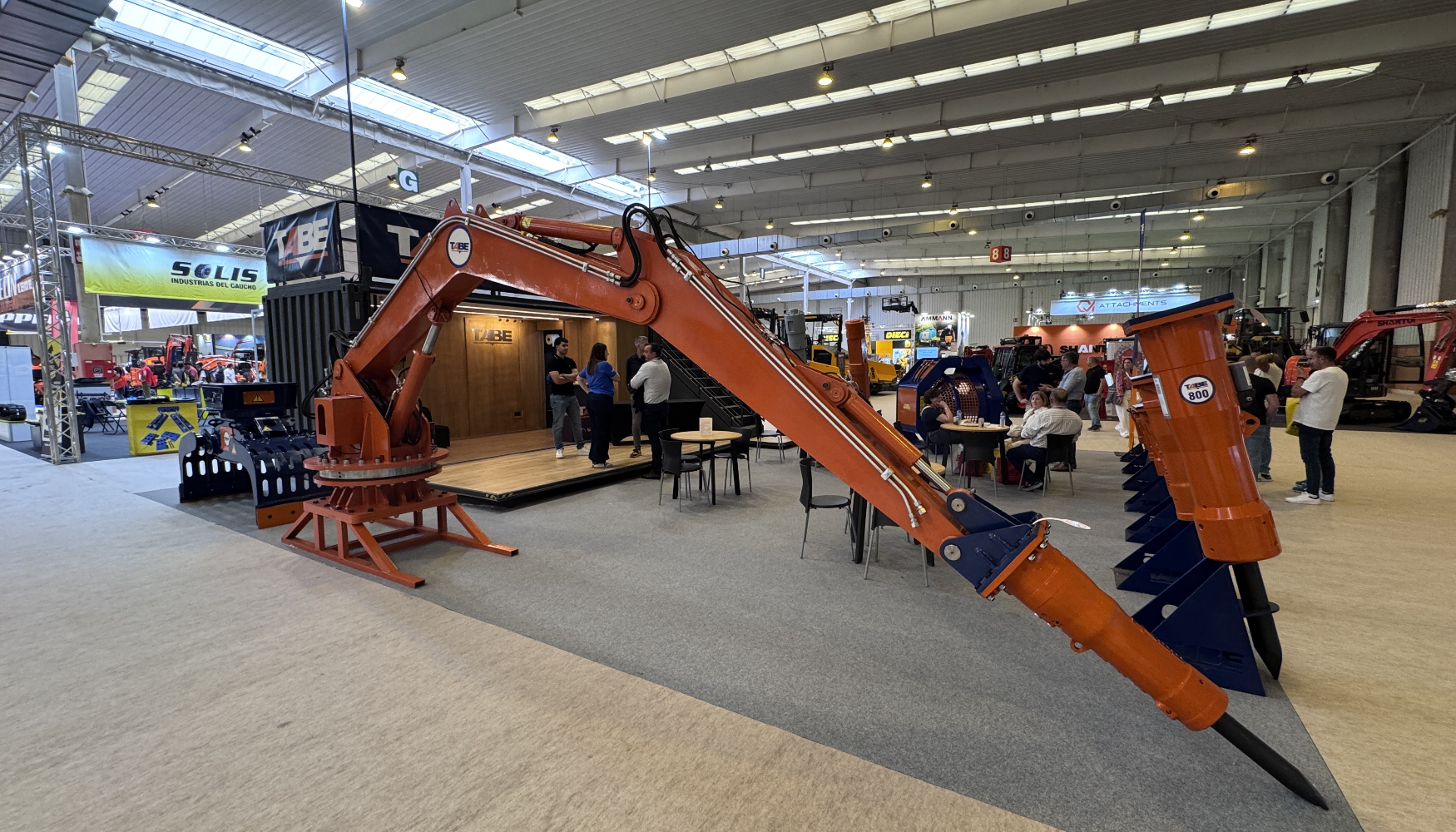 Nuevo brazo articulado de TABE, otro de los grandes protagonistas del stand