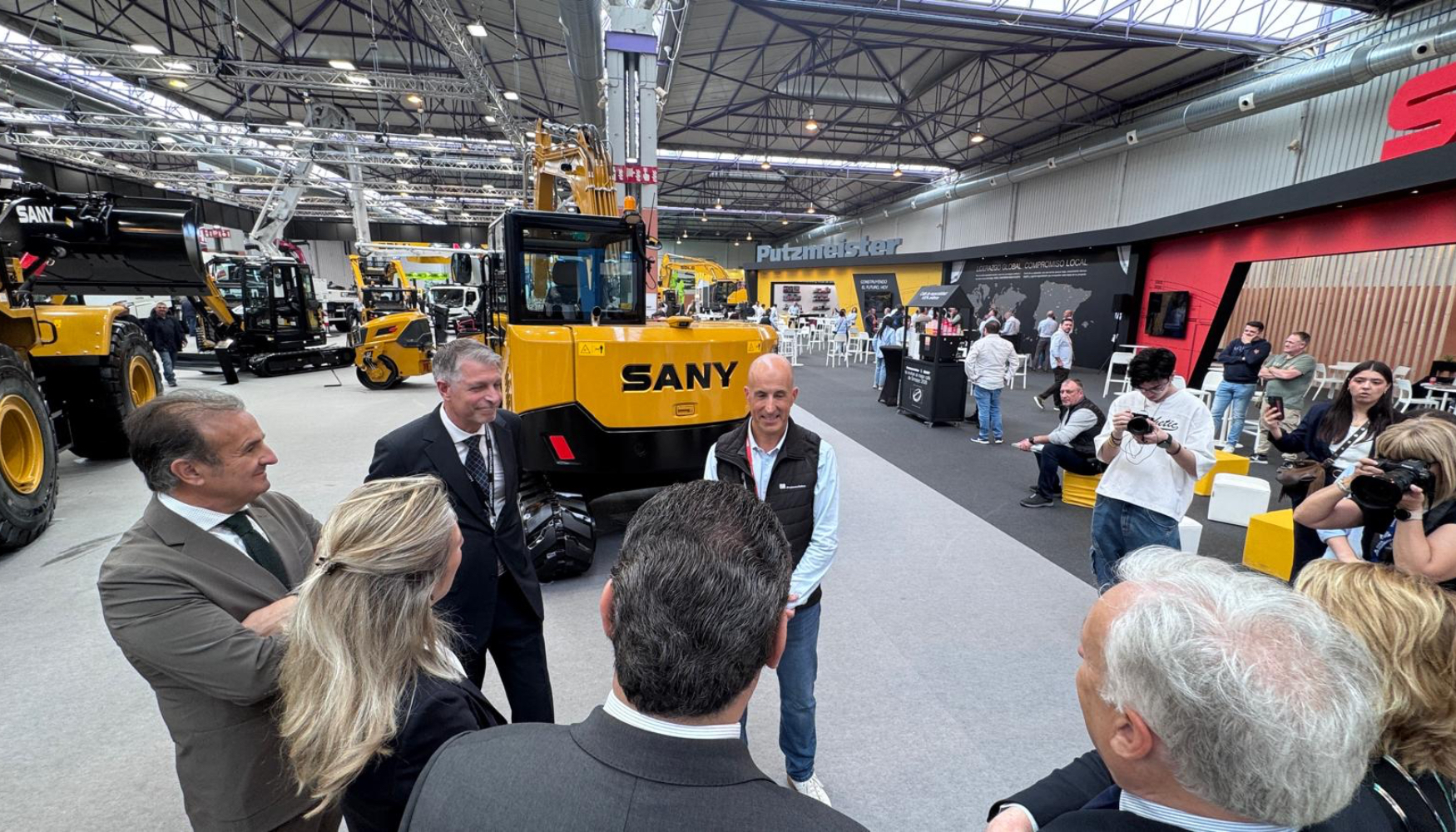 Jos� Antonio Nieto, CEO de Putzmeister Ib�rica, recibe a las autoridades durante la inauguracion de Smopyc 2026