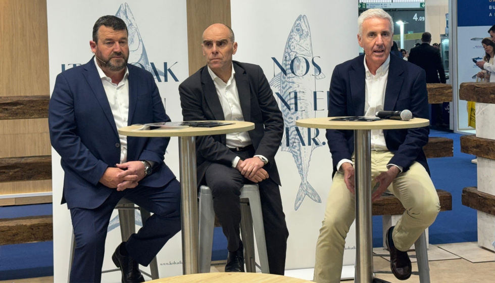 Leandro Azcue, viceconsejero de Pesca, Puertos y Litoral del Gobierno Vasco, en el centro, junto a Jorge Hernando, director general de KBS...