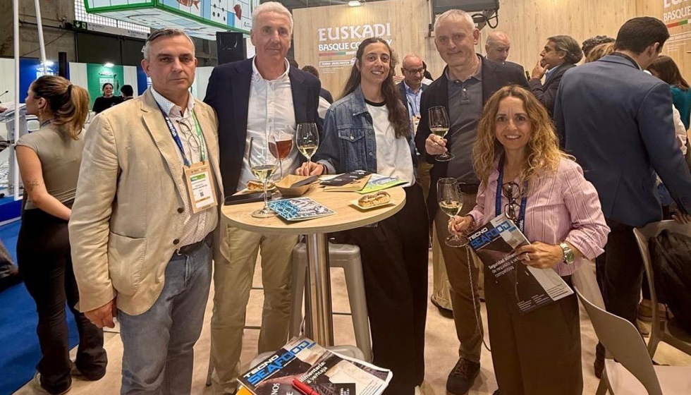 Jorge Hernando, director general de KBS, junto a Nina Jare�o e Imma Borr�s, directoras de la revista TecnoSEAFOOD