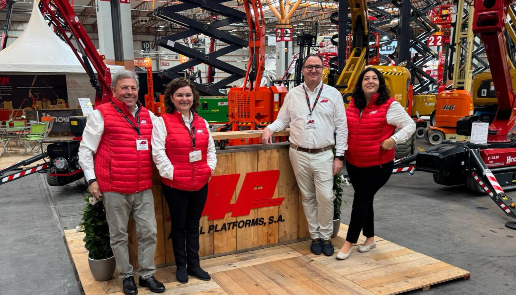 Parte del equipo de AP Aerial Platforms presente en Smopyc 2026