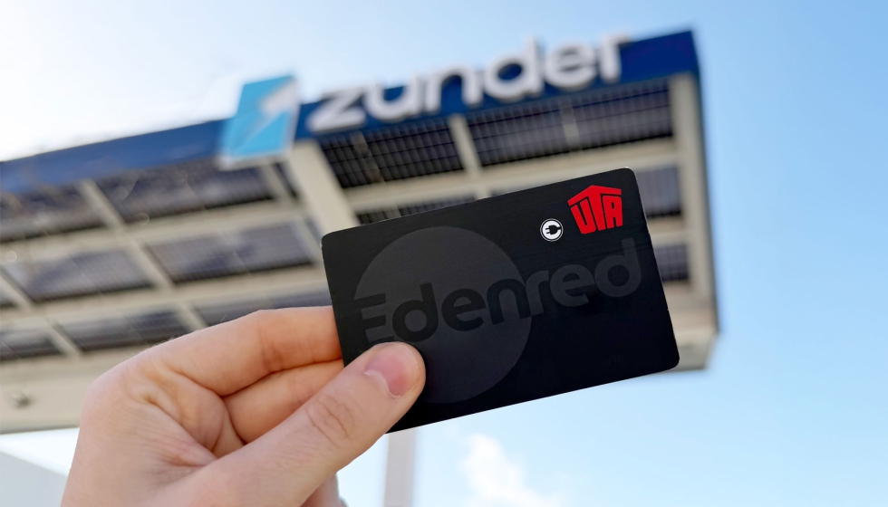 Tarjeta de fidelidad de la red de movilidad de UTA Edenred, ante una estaci�n de carga Zunder