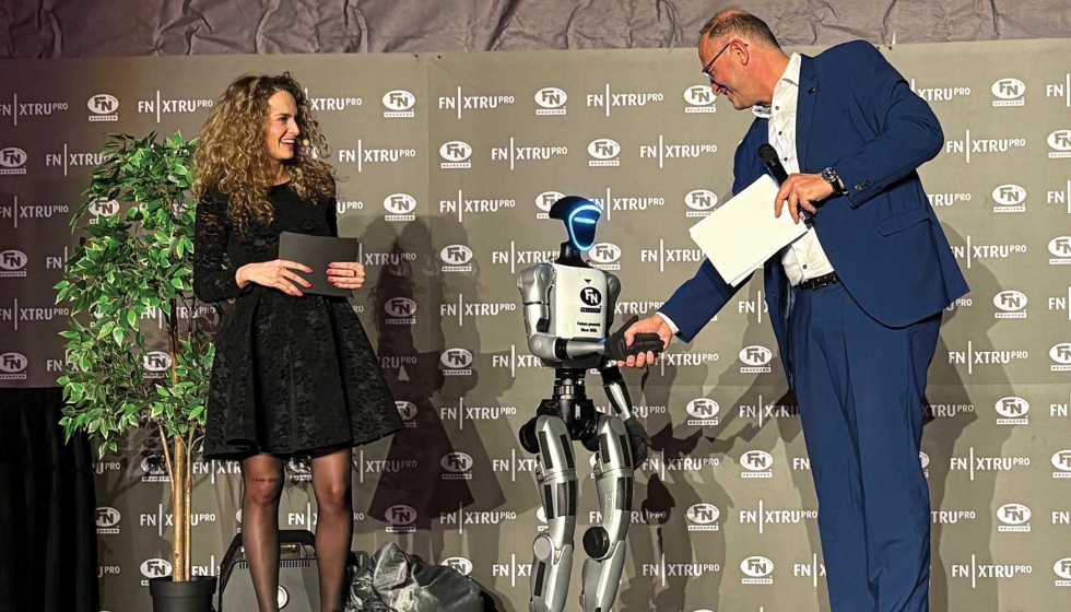 La jornada incluy� visitas guiadas a la l�nea de producci�n y la presentaci�n del robot FN Unitree G1...