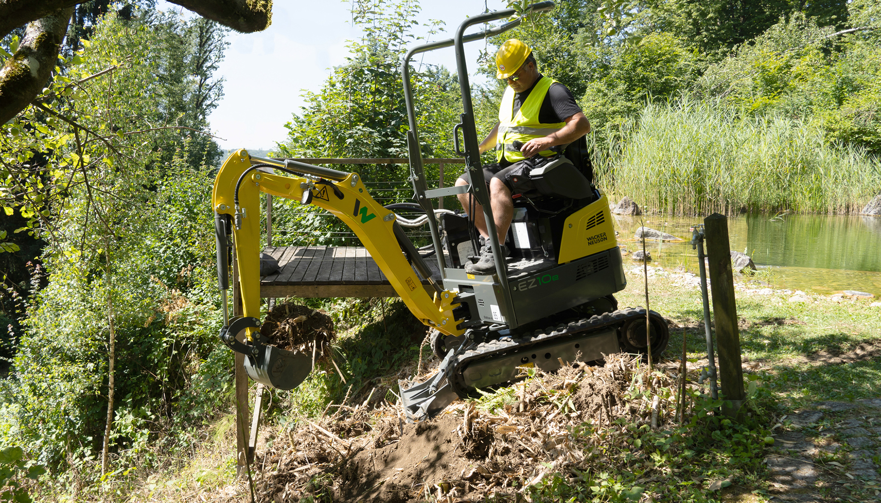 El modelo EZ10e permite trabajar sin emisiones locales y con un nivel de ruido especialmente bajo. Wacker Neuson SE...