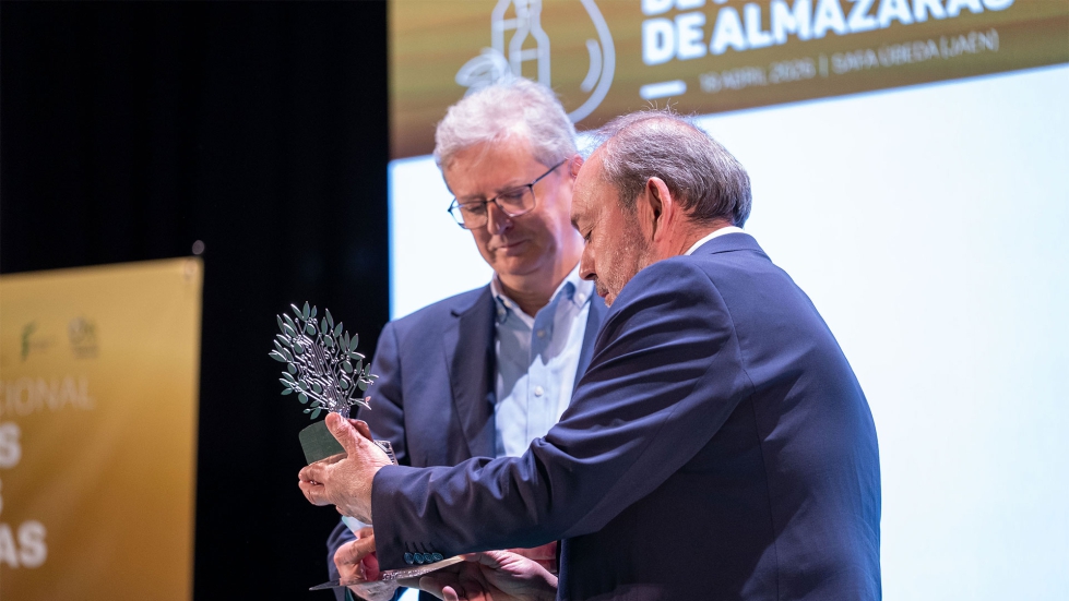 Francisco Aldarias, gerente de la Cooperativa el Alc�zar de Baeza y Pedro Mart�nez, director general de IMS Control Industrial...