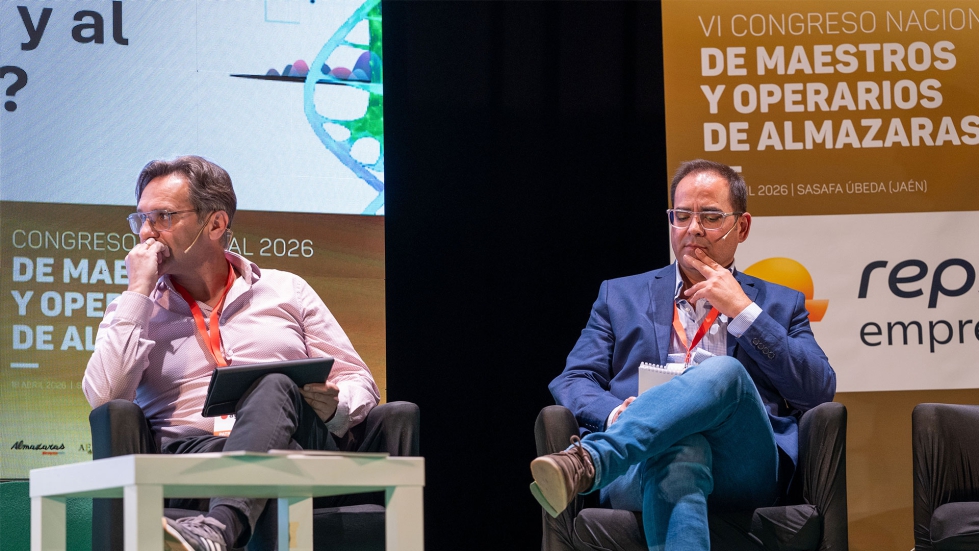 Miguel Bueno, t�cnico comercial de Asigran y Juan de Dios Cuberos, jefe de creaci�n de negocios de AGROISA