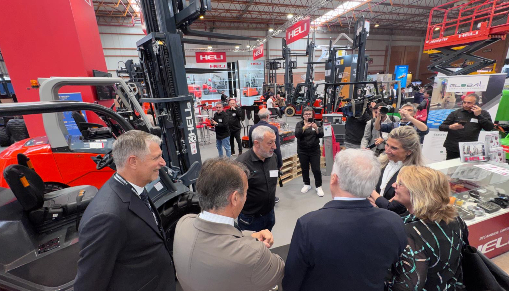 Gustavo Toledo, CEO de Global Carretillas Elevadoras, recibe a las autoridades durante la inauguraci�n de Smopyc 2026