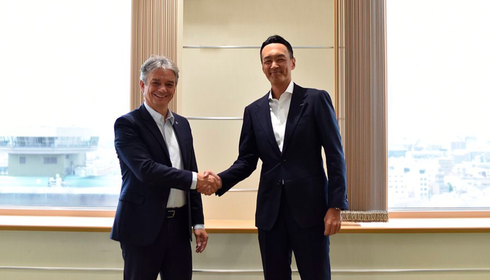 Pascal Daloz, CEO, Dassault Syst�mes; con Motohiro Yamanishi, presidente de la divisi�n Industrial Automation Company (IAB), Omron Corporation...