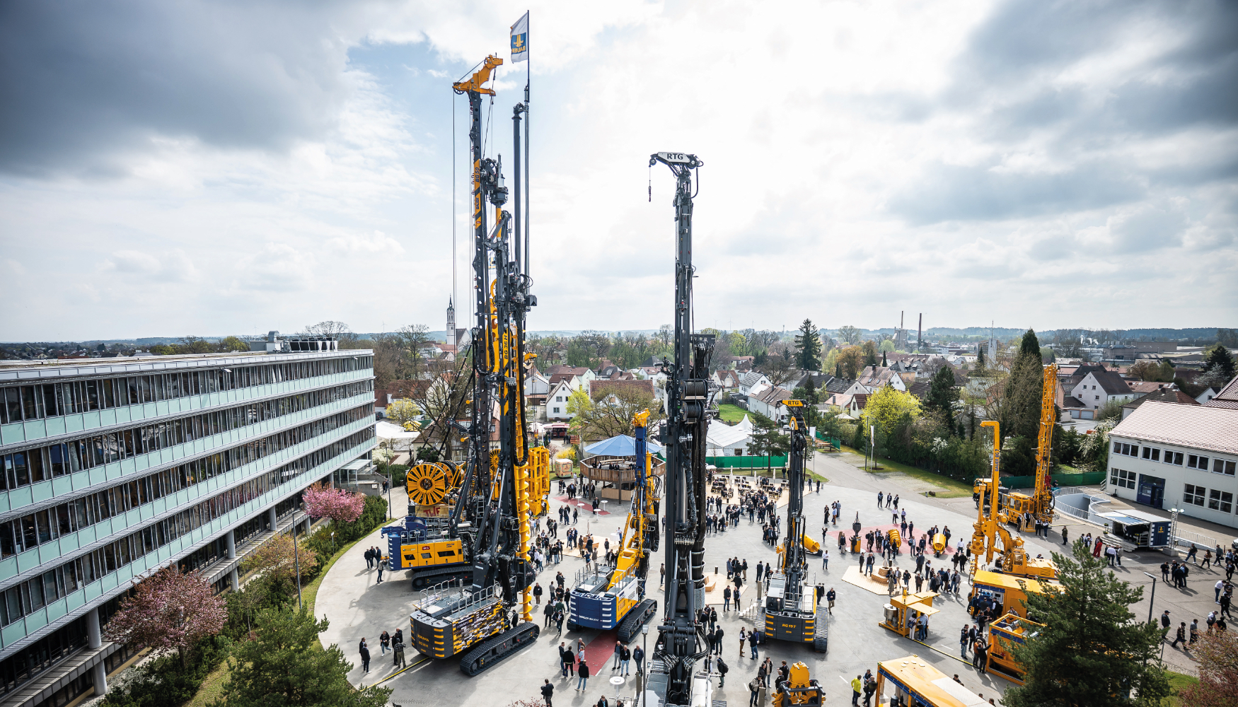 Desde muros pantalla hasta tecnolog�a de hincado y perforaci�n de pilotes: Bauer present� una amplia gama de m�quinas...