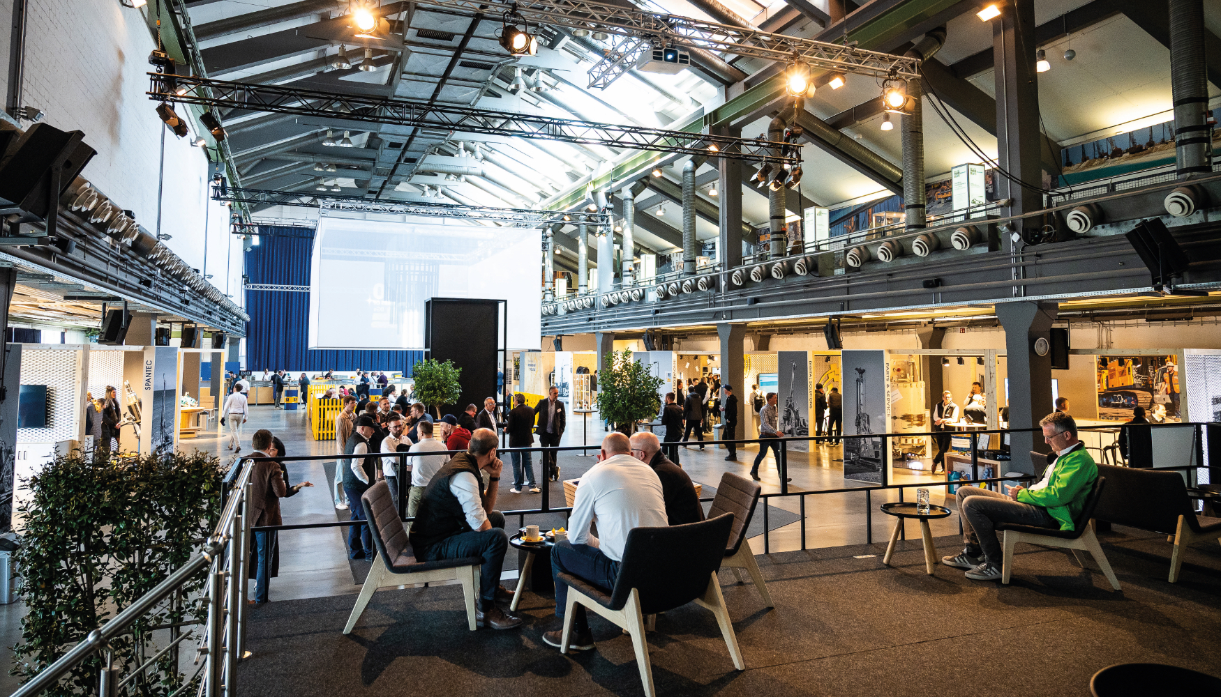 En el antiguo taller de soldadura tambi�n reinaba un gran ambiente de feria comercial
