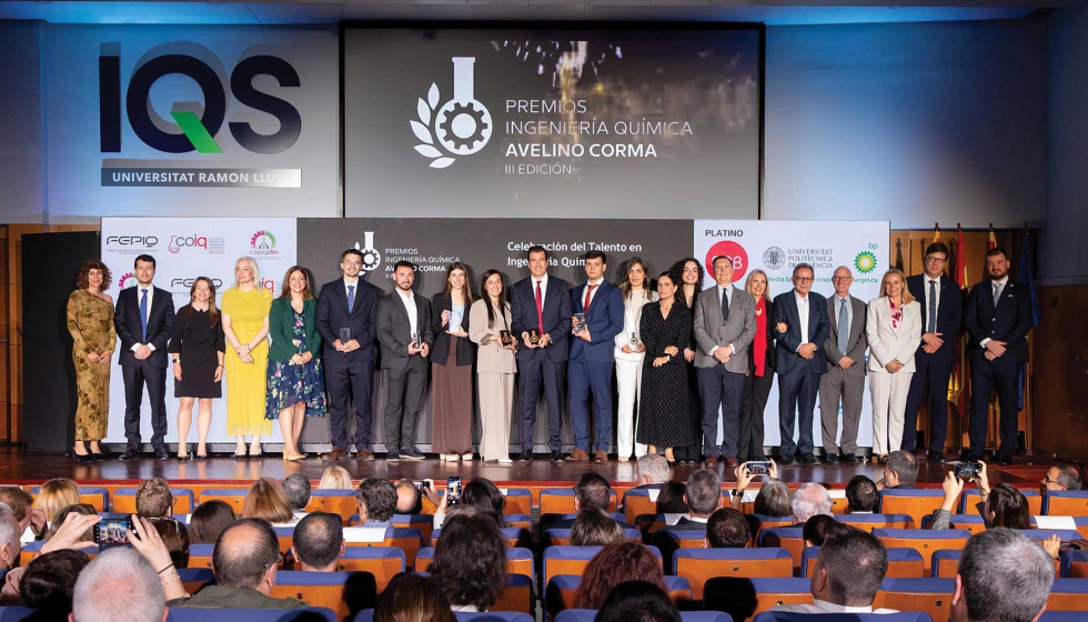 Imagen de los ganadores con los patrocinadores