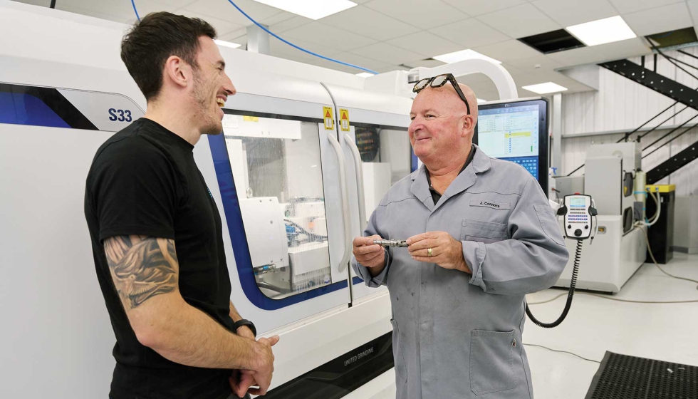 Cameron Adams y el ingeniero de servicio de Studer Julian Connors durante la puesta en marcha de la S33