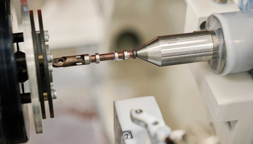 En ambas im�genes puede verse la Studer S33 mecanizando un carrete Domin