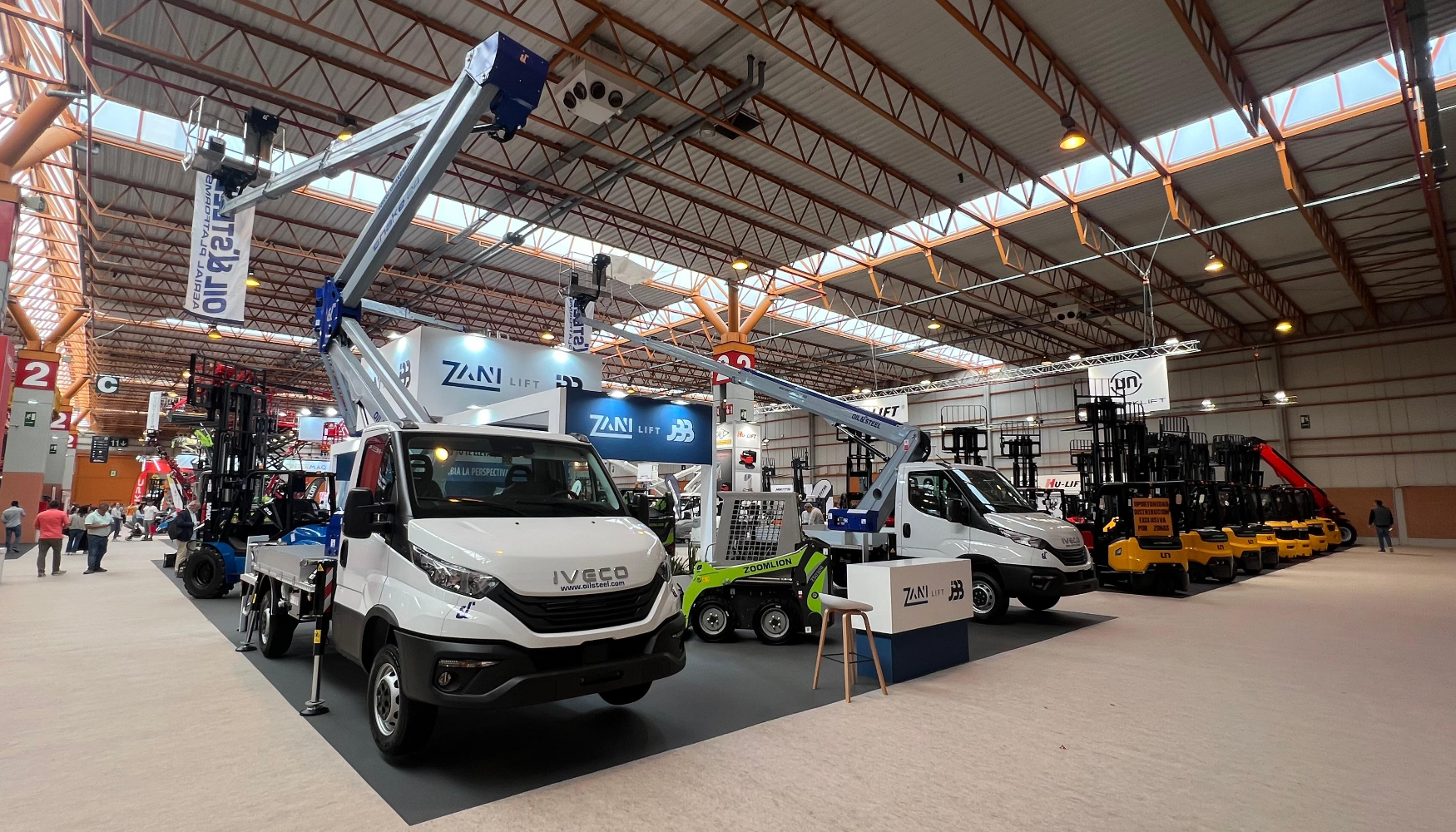 En el stand de JBB/Zani Lift se pudieron ver diferentes modelos de maquinaria Zoomlion y Oil&Steel