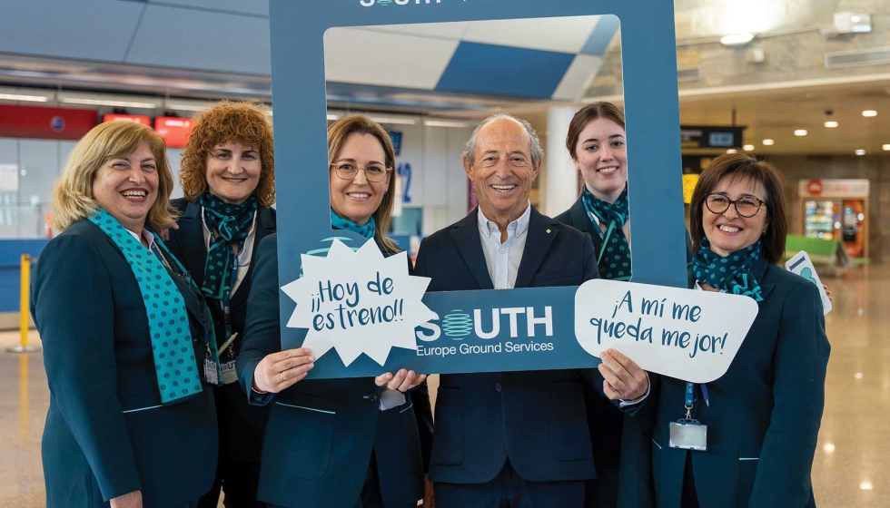 Trabajadoras de South junto a Javier Ca��s, fundador de Etiem