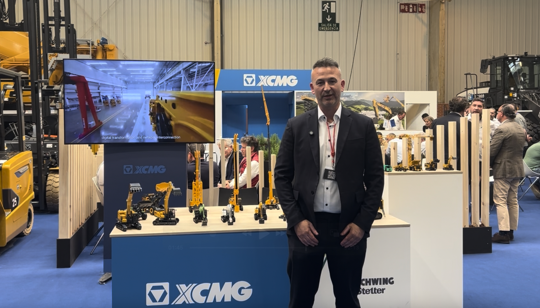 Sergio S�nchez, subdirector del Grupo Cibsa, en el stand de XCMG, marca que representa desde el 1 de abril para Catalu�a, Arag�n...