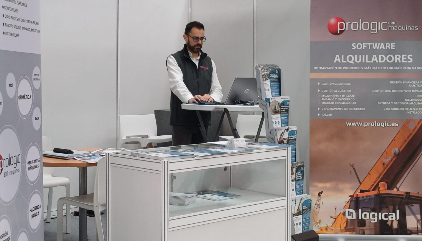 Fernando Rodr�guez Bernal, Comercial Prologic ERP M�quinas, en el stand de Logical en Smopyc 2026