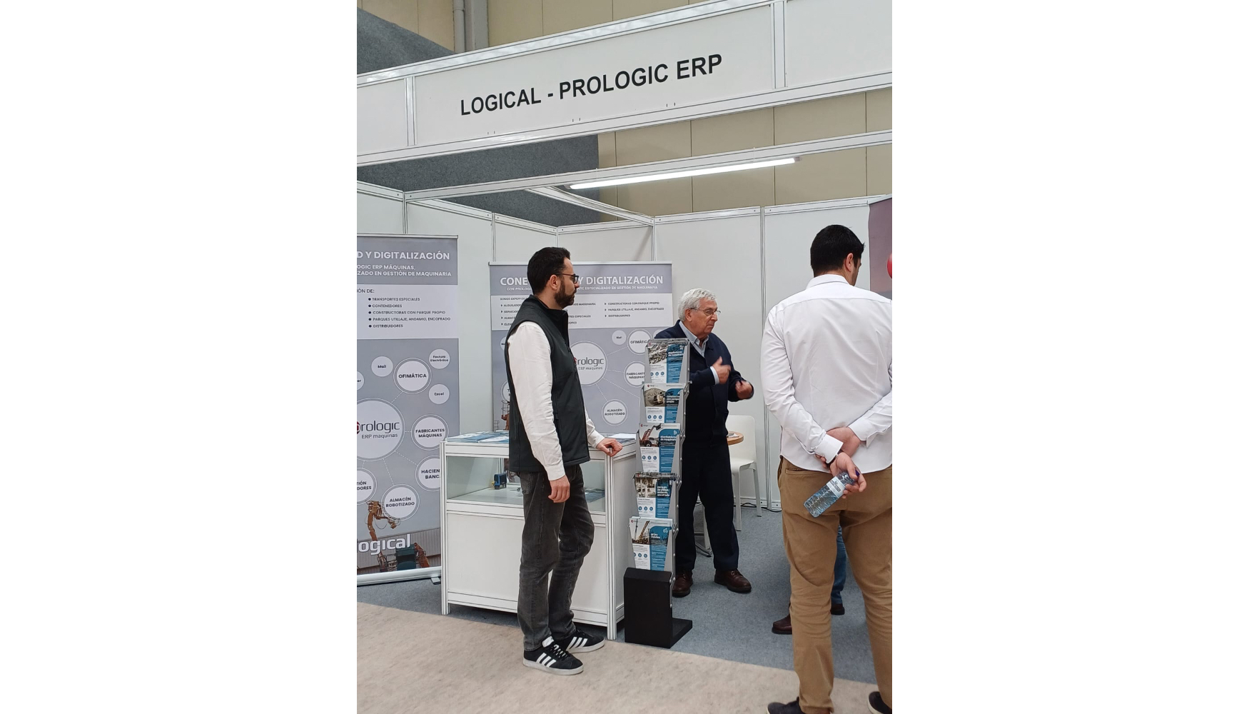 �ngel Tijero, gerente de Logical, y Fernando Rodr�guez, atendiendo a clientes en el stand