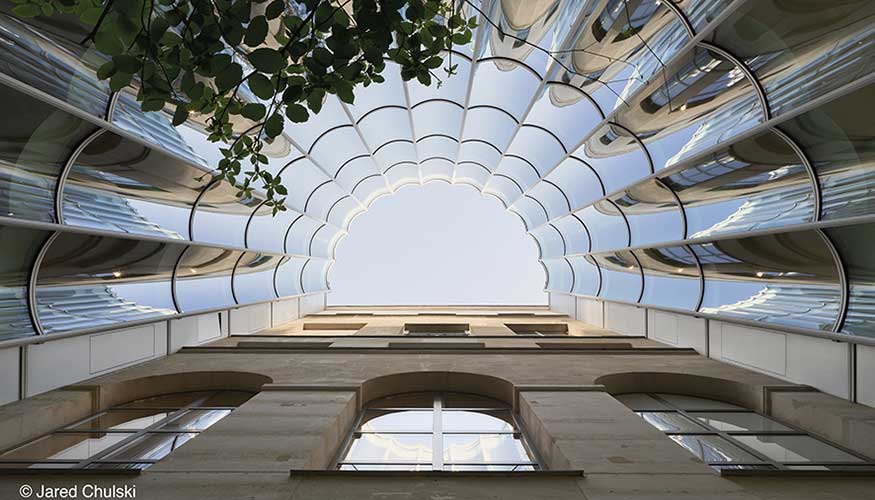 La fachada acristalada est� formada por paneles de vidrio curvos y autoportantes. Foto: Jared Chulski