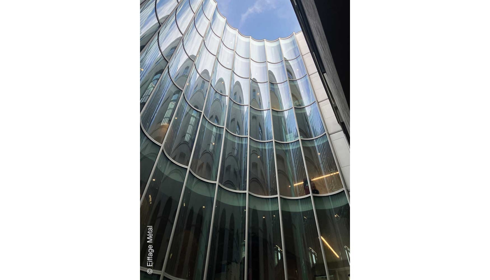 El espaciador flexible Super Spacer contribuye a que los vidrios que conforman el muro cortina se adapten de forma fiable a las tolerancias...