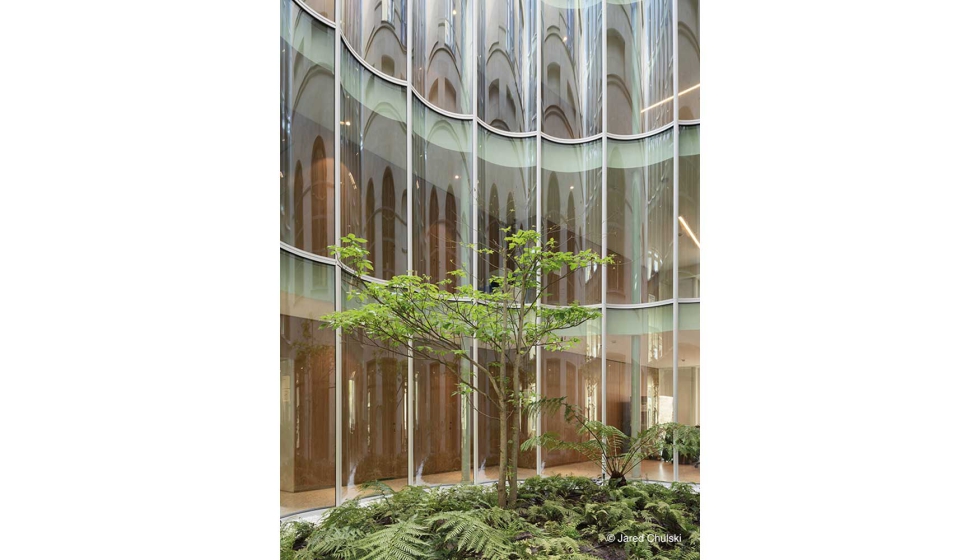 En los acristalamientos curvos de gran formato de la fachada se ha empleado el espaciador Super Spacer TriSeal Premium Plus, de Edgetech...