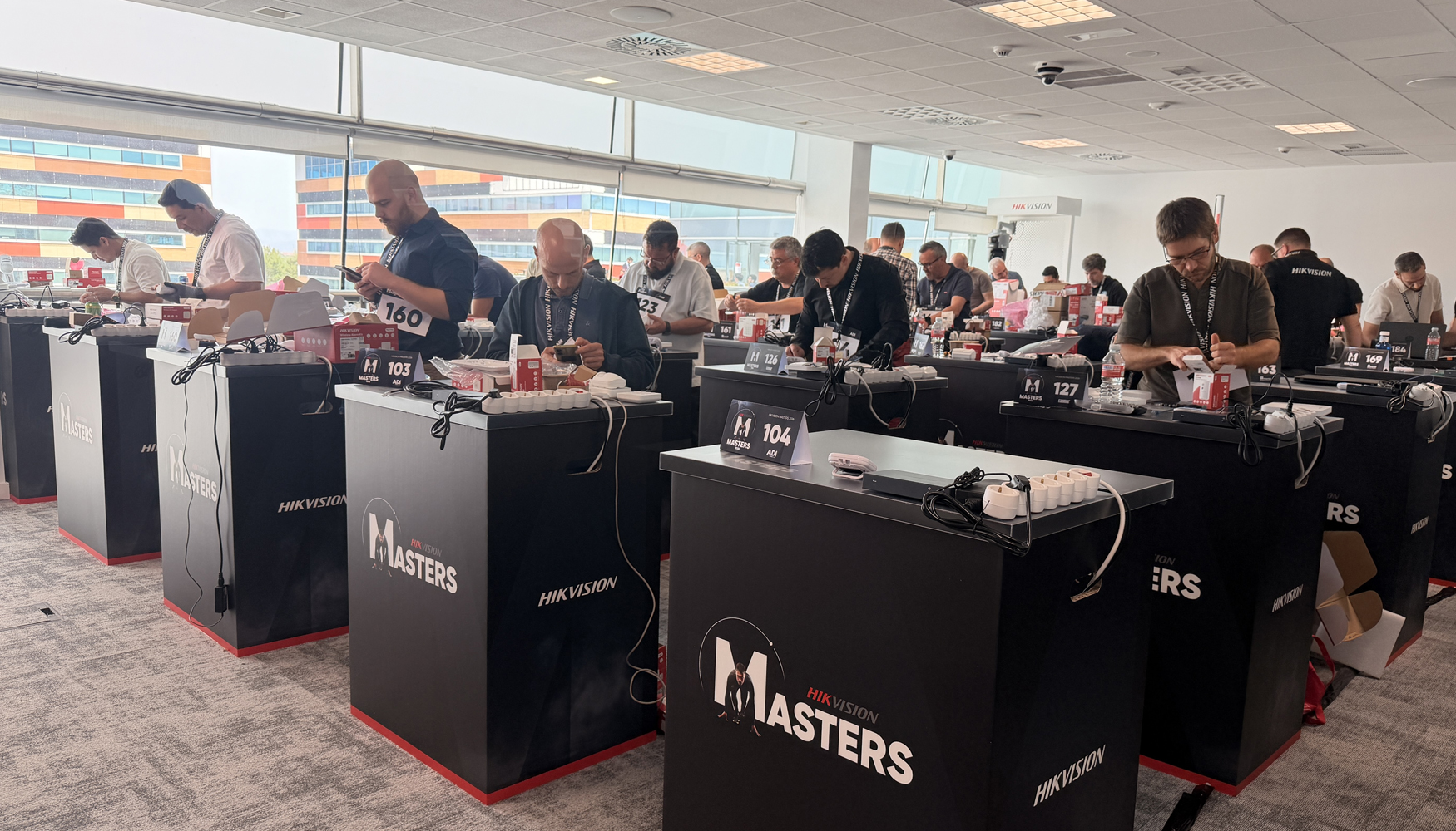 Hikvision Masters re�ne a los mejores perfiles en tecnolog�a de seguridad para poner a prueba sus conocimientos y habilidades...