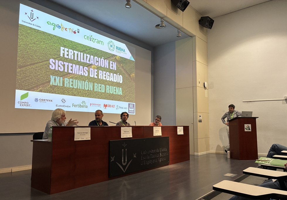 Mesa redonda moderada por el coordinador de RUENA, Jos� Luis Gabriel